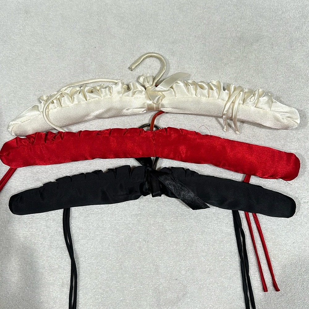 🛍️ BOGO 🛍️ Padded Lingerie hangers. Comes in bundle of 3.